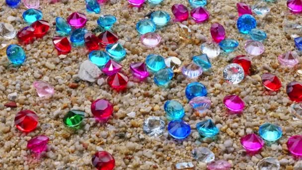 Diamanti Colorati Sparsi Sulla Spiaggia Sabbia Bianca — Video Stock