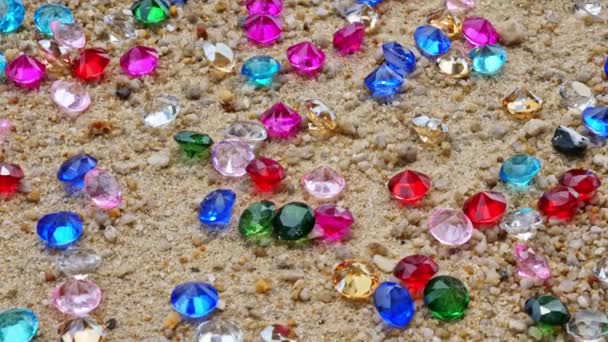 Nombreux Diamants Colorés Sont Dispersés Sur Plage — Video