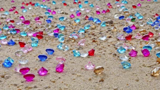 在海滩上 五彩斑斓的钻石四处散落 — 图库视频影像