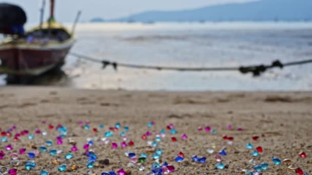 Пляже Разбросаны Разноцветные Бриллианты — стоковое видео