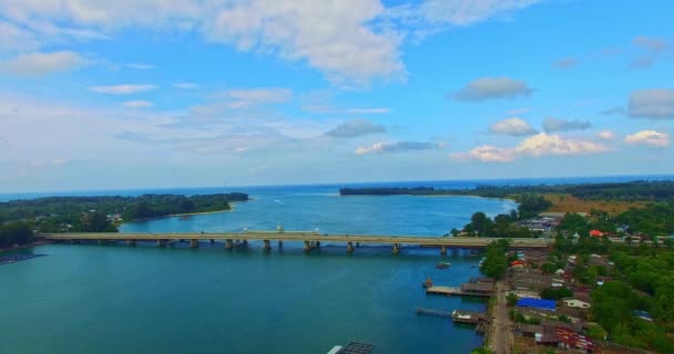 Αεροφωτογραφία Της Γέφυρας Sarasin Κατά Μήκος Της Γαλάζιας Θάλασσας — Αρχείο Βίντεο