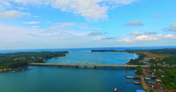 Vista Aérea Del Puente Sarasin Través Del Mar Azul — Vídeo de stock
