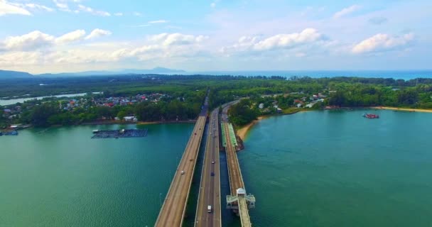Una Vista Aérea Del Puente Sarasin Través Del Mar Azul — Vídeo de stock