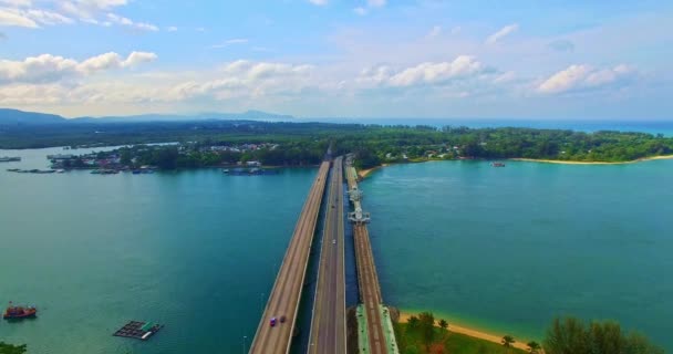 Puente Sarasin Visto Desde Una Perspectiva Aérea Través Del Mar — Vídeo de stock