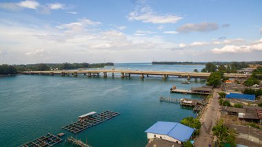 Mavi denizdeki güzel Sarasin köprüsünün hava manzarası. Köprü Phuket 'i Phang Nga' ya bağlıyor..