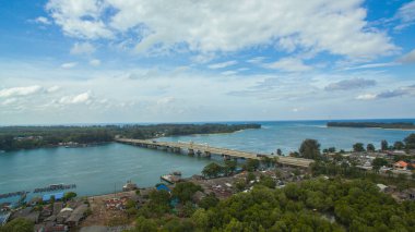 Mavi denizdeki güzel Sarasin köprüsünün hava manzarası. Köprü Phuket 'i Phang Nga' ya bağlıyor..