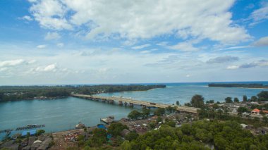 Mavi denizdeki güzel Sarasin köprüsünün hava manzarası. Köprü Phuket 'i Phang Nga' ya bağlıyor..