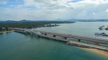 Mavi denizdeki güzel Sarasin köprüsünün hava manzarası. Köprü Phuket 'i Phang Nga' ya bağlıyor..