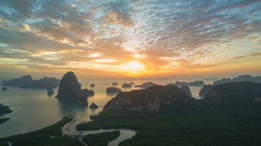 Samed Nang Chee 'nin üzerinde gün doğumunda inanılmaz renkli gökyüzü manzarası.