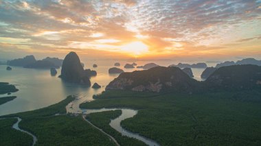 Samed Nang Chee 'nin üzerinde gün doğumunda inanılmaz renkli gökyüzü manzarası.