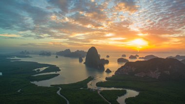 Samed Nang Chee 'nin üzerinde gün doğumunda inanılmaz renkli gökyüzü manzarası.