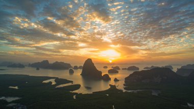 Samed Nang Chee 'nin üzerinde gün doğumunda inanılmaz renkli gökyüzü manzarası.