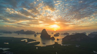Samed Nang Chee 'nin üzerinde gün doğumunda inanılmaz renkli gökyüzü manzarası.