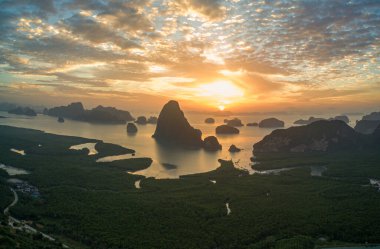 Samed Nang Chee 'nin üzerinde gün doğumunda inanılmaz renkli gökyüzü manzarası.
