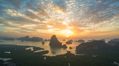 Samed Nang Chee 'nin üzerinde gün doğumunda inanılmaz renkli gökyüzü manzarası.