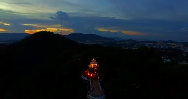 Luchtfoto Van Phuket Stad Bij Zonsondergang Khao Rang Uitkijkpunt — Stockvideo