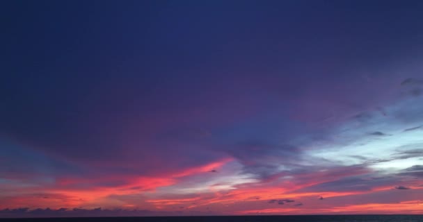 Vista Aérea Céu Rosa Bonito Por Sol Acima Mar — Vídeo de Stock