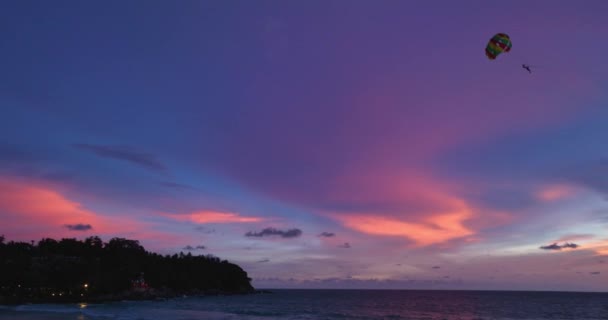 カロンビーチのスイートサンセットの風景ロマンチックな空の空を見る — ストック動画