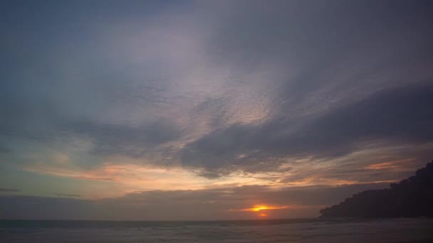 時間の経過とともに雲は日没時に見事な空にゆっくりと動いています 自然ビデオ 高品質の映像 — ストック動画