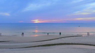 Hava manzaralı güzel bir gün batımında kumlu bir sahilde dolambaçlı bir kanal.