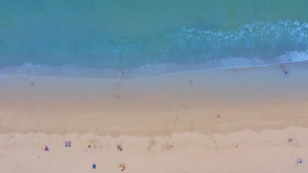 Letecký Pohled Shora Zelené Mořské Vlny Bezešvé Smyčky Bílé Písečné — Stock video