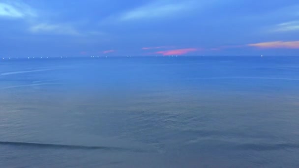 カロンビーチの青い海の滑らかな波の空中ビュー — ストック動画