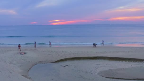 Pemandangan Udara Terusan Berliku Liku Pantai Berpasir Saat Matahari Terbenam — Stok Video