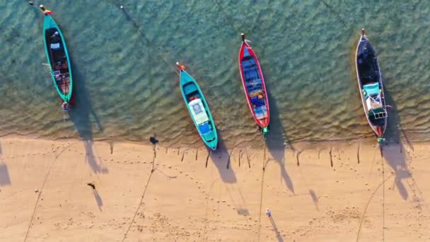 Воздушный Вид Рыбацкие Лодки Парковки Пляже Время Отлива Люди Идущие — стоковое видео