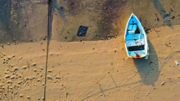 Vista Superior Aérea Barcos Pesca Estacionamento Praia Durante Maré Baixa — Vídeo de Stock