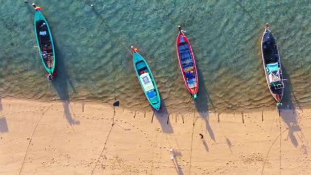 Vista Aérea Barcos Pesca Aparcamiento Playa Durante Marea Baja Gente — Vídeo de stock