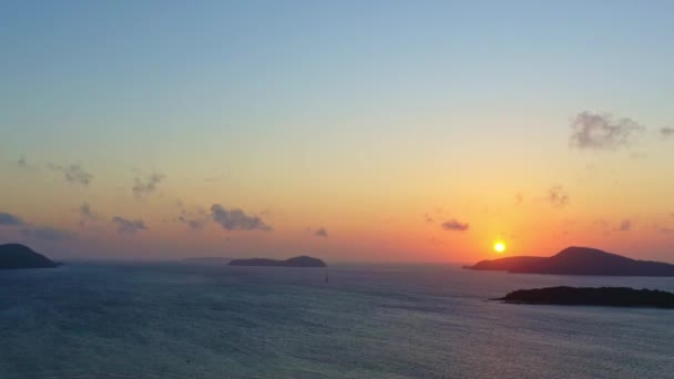 Vista Aérea Hermosa Salida Del Sol Sobre Isla — Vídeos de Stock