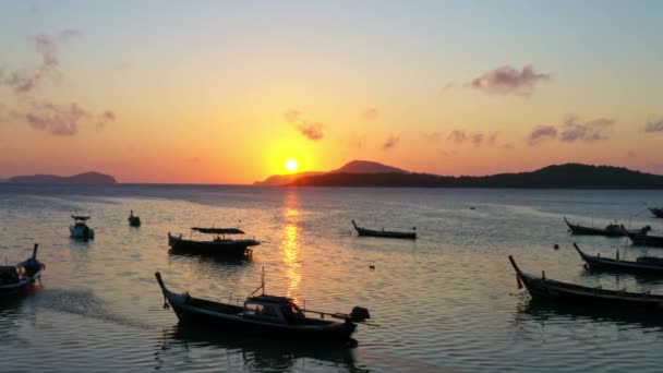 渔船上方美丽的日出 在水面上形成美丽的倒影 海上渔船上美丽的阳光映照在普吉海上 — 图库视频影像