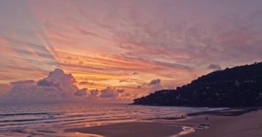 Karon sahilindeki Phuket 'in deniz yüzeyinde inanılmaz pembe ışık parlıyor.