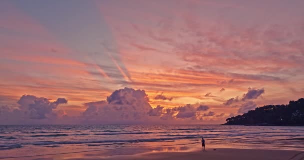 Úžasné Růžové Světlo Svítí Hladině Moře Pláži Karon Phuket — Stock video