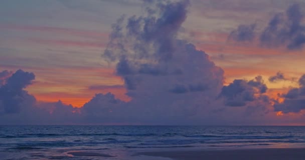 カロンビーチプーケットで海面に輝く驚くべきピンクの光 — ストック動画