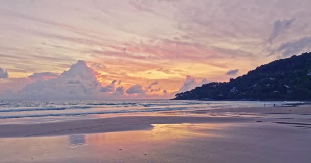 在卡隆海滩的海面上 迷人的粉色光芒闪烁着 — 图库视频影像