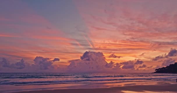 Дивовижне Рожеве Світло Світить Поверхні Моря Пляжі Карон Пхукет — стокове відео