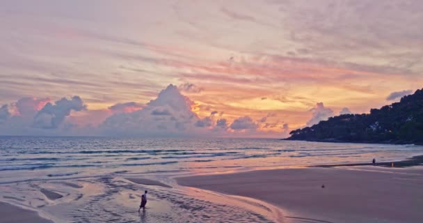 Increíble Luz Rosa Brillan Superficie Del Mar Playa Karon Phuket — Vídeo de stock