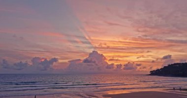Karon sahilindeki Phuket 'in deniz yüzeyinde inanılmaz pembe ışık parlıyor.