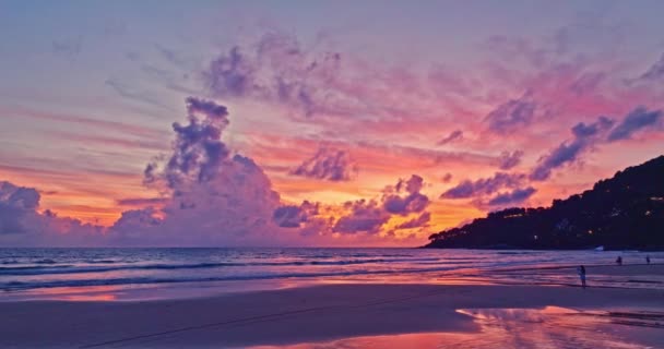 カロンビーチプーケットで海面に輝く驚くべきピンクの光 — ストック動画