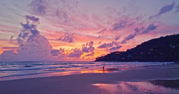 在卡隆海滩的海面上 迷人的粉色光芒闪烁着 — 图库视频影像