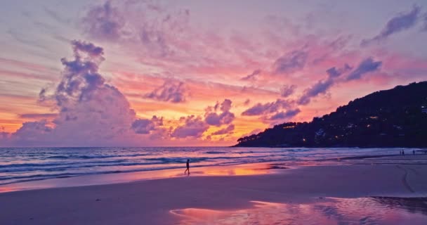 Splendore Stupefacente Luce Rosa Sulla Superficie Del Mare Karon Spiaggia — Video Stock