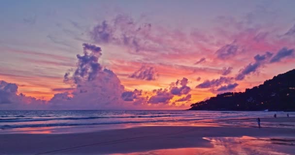Increíble Luz Rosa Brillan Superficie Del Mar Playa Karon Phuket — Vídeo de stock