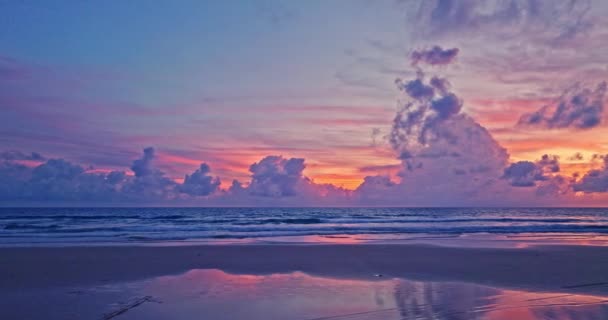 Erstaunlich Rosafarbener Lichtschein Auf Der Meeresoberfläche Karon Strand Von Phuket — Stockvideo
