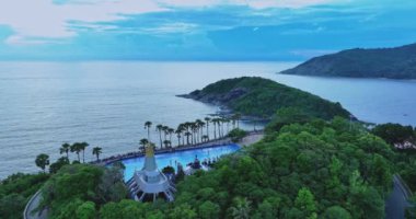 Gün batımında denizi kaplayan derin mavi gökyüzü, havadan bakıldığında, şeker palmiyelerinin üzerinde, mavi gökyüzü, Promthep Burnu Phuket 'teki deniz fenerini kaplıyor. Phuket dönüm noktası