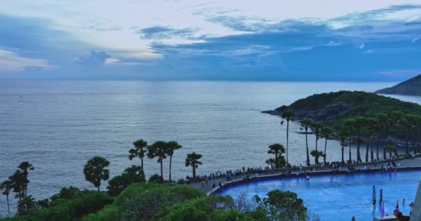 普罗米修斯海角上空覆盖大海的深蓝色天空 普罗米修斯海角是普吉岛上最受欢迎的观点 大多数游客都是在这个地标上看到日落的 — 图库视频影像