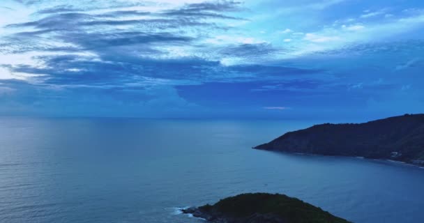 普罗米修斯海角上空覆盖大海的深蓝色天空 普罗米修斯海角是普吉岛上最受欢迎的观点 大多数游客都是在这个地标上看到日落的 — 图库视频影像
