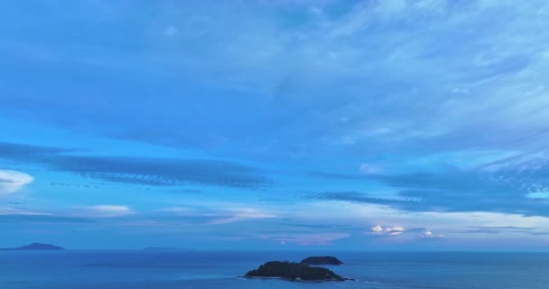 Promthep Burnu Phukette Denizi Kaplayan Derin Mavi Gökyüzünün Havadan Görünüşü — Stok video