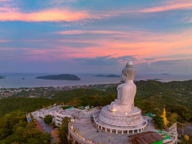 Phuket 'in etrafındaki hava manzarası Büyük Buda' nın güzel günbatımında