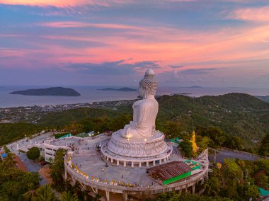 Phuket 'in etrafındaki hava manzarası Büyük Buda' nın güzel günbatımında